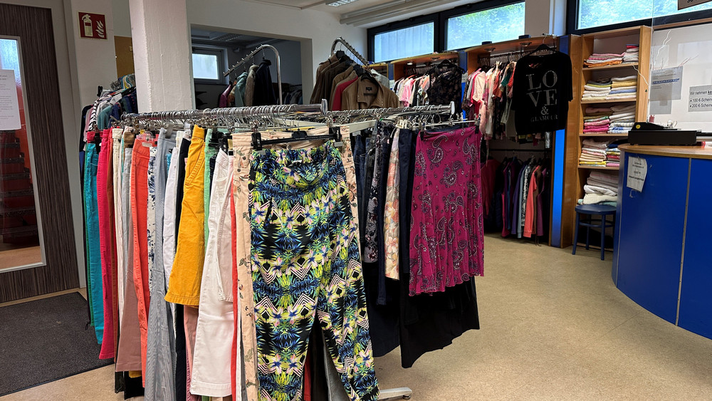 Im DRK Kleiderladen werden gespendete Klamotten für wenige Euro verkauft. 