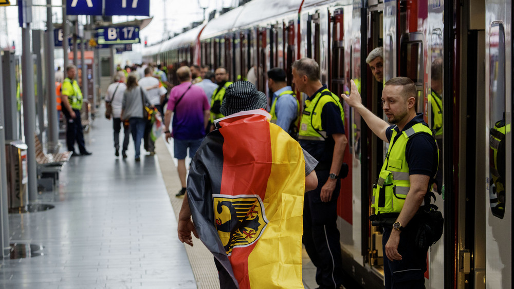 Pannen, überfüllte Bahnsteige und viele Verspätungen: Die Kritik an der Deutschen Bahn während der EM ist deutlich. Nun nennt das Unternehmen Gründe für die Defizite.