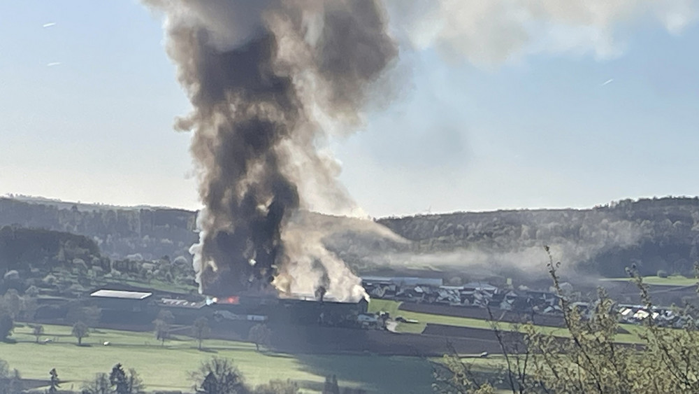 Die dunkle Rauchsäule war kilometerweit zu sehen.