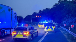 Polizei und Feuerwehr retten bewusstlose Autofahrerin auf A66