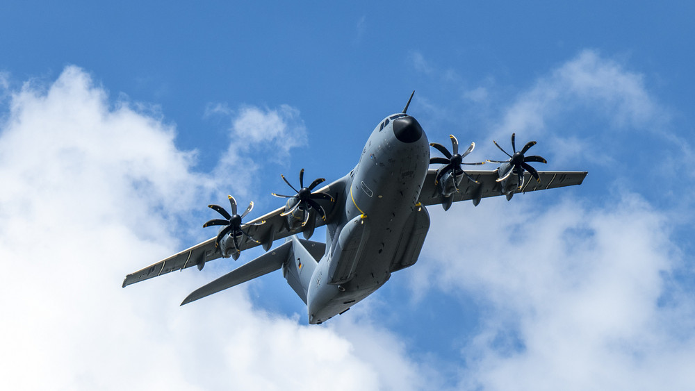 Die Bundeswehr bereitet sich auf eine gewaltige Evakuierungsaktion vor und hält Soldaten und Transportflugzeuge vom Typ A400M bereit (Symbolbild).