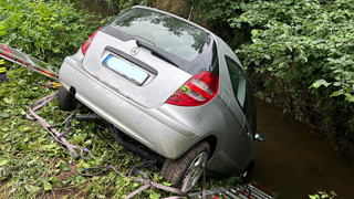 Nach Ausweichmanöver: Auto rutscht in Lohfeldener Wahlebach