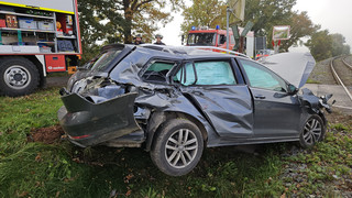 Bad Arolsen: Zug und Auto stoßen zusammen - drei Verletzte