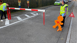 Mehr Sicherheit für Kinder: Frankfurter Schule sperrt Straße