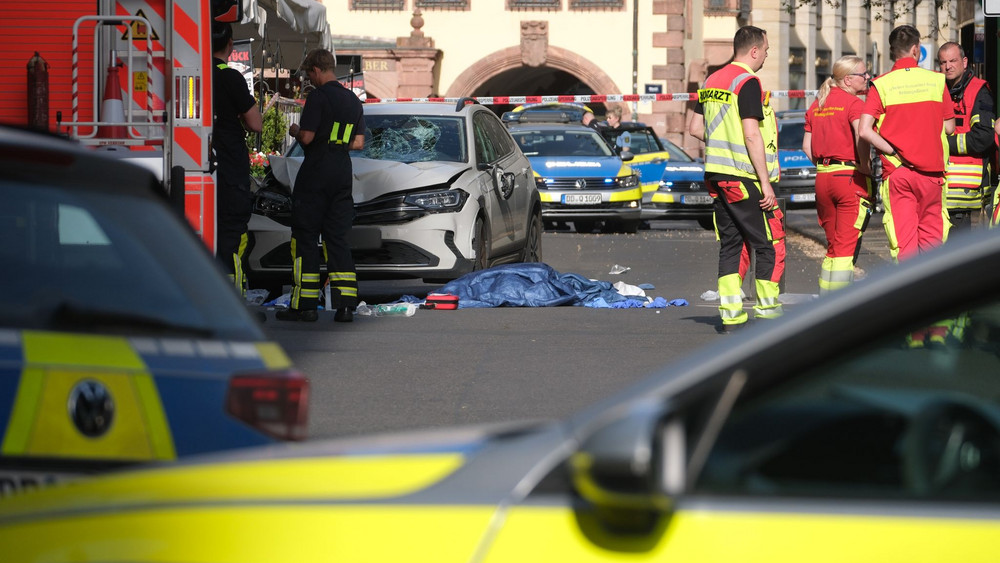 Auto in Leipzig in Menschengruppe gefahren