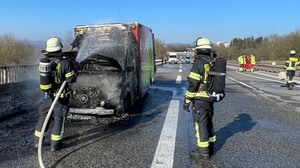 B455 bei Wiesbaden: Rettungswagen brennt während der Fahrt aus