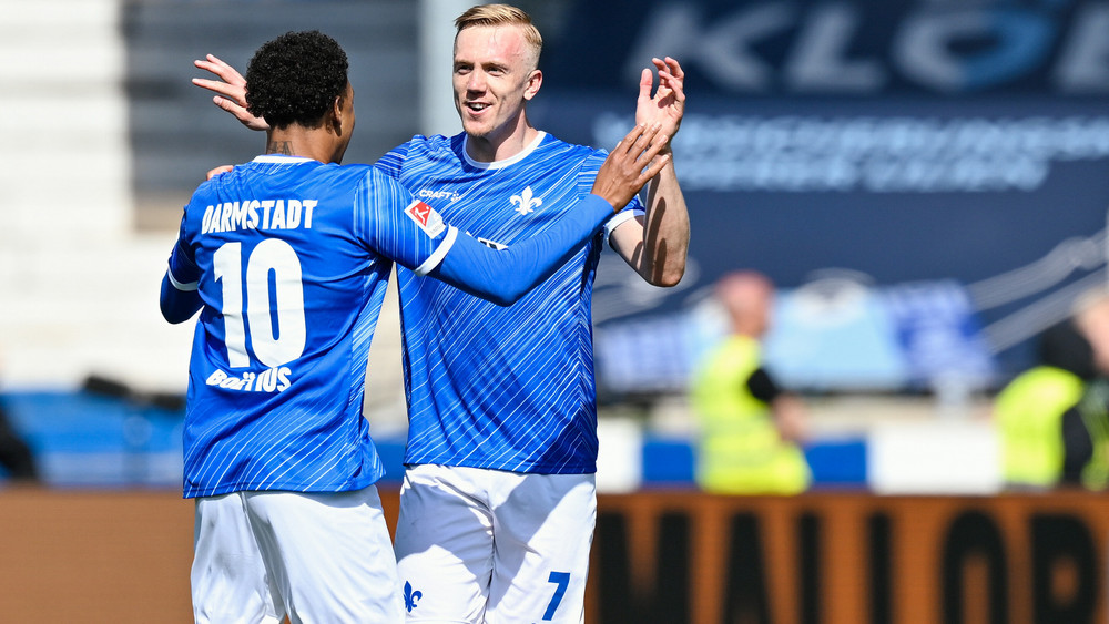 Darmstadts Torschütze Isac Lidberg (r) jubelt mit Darmstadts Jean-Paul Boëtius über sein Tor zum 1:0.