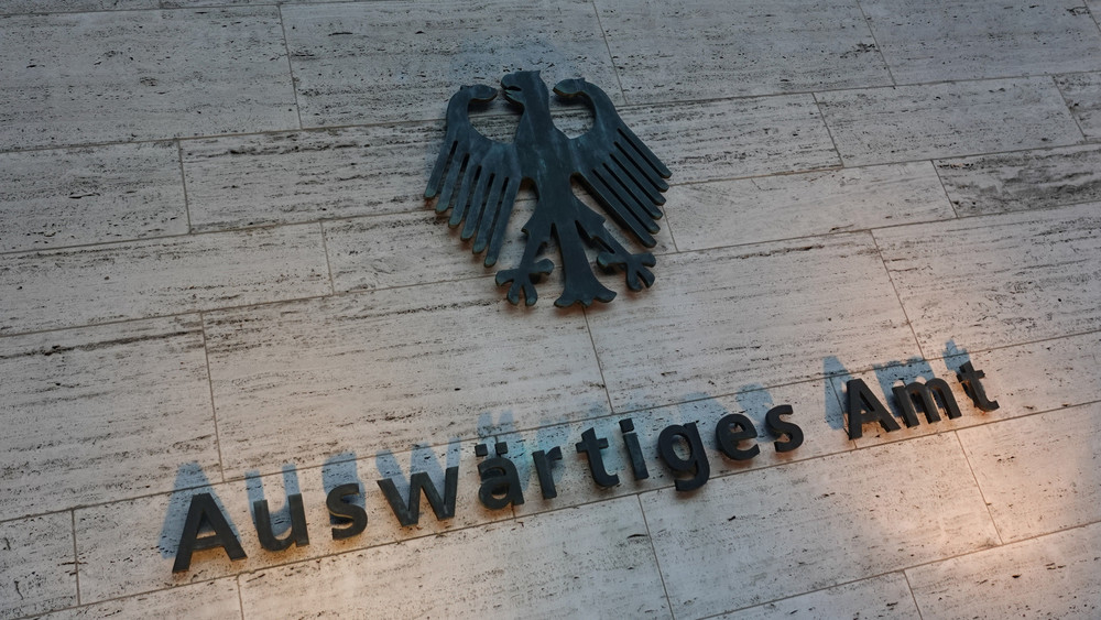 Das deutsche Wappen und der Schriftzug "Auswärtiges Amt" sind an einer Außenwand am Eingang zum Auswärtigen Amt angebracht. 