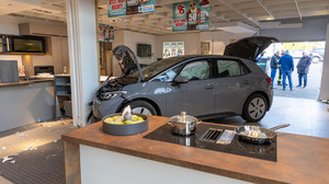 90-Jähriger rast in Küchenstudio in Künzell