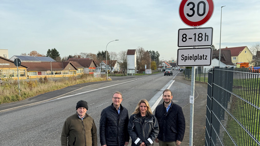  Der bisherige Bürgermeister Sebastian Stang, Landrat Dr. Jens Mischak,  Susanne Malvina vom Ordnungsamt und der neue Bürgermeister Simon Seibert (v.l.).