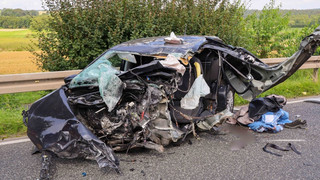 Auto kracht bei Großenlüder in LKW: Zwei Personen verletzt