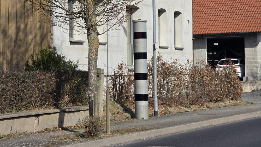 Jetzt hält er sich wieder an die geltenden Geschwindigkeitsregeln. Der Blitzer an der B84 in Hünfeld-Neuwirtshaus. Wir finden, ein Blitzer, der bei der Geschwindigkeit versagt, darf auch mal fotografiert werden.