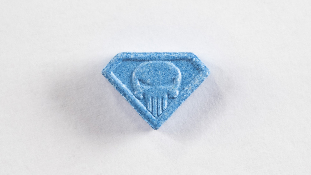Eine Ecstasy-Pille «Blue Punisher», aufgenommen während der 29. Street Parade.