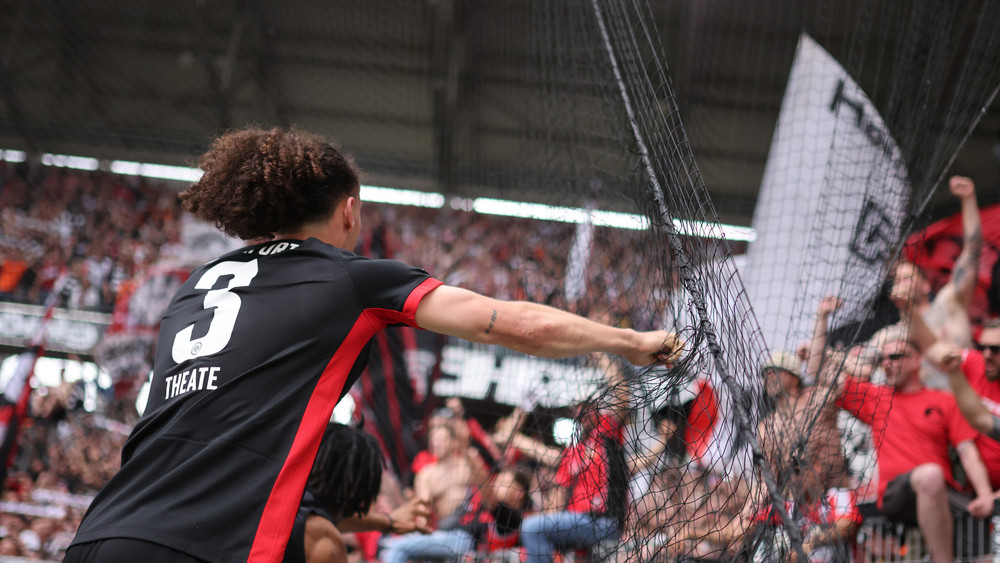 Arthur Theate feiert nach Abpfiff mit den Eintracht-Fans