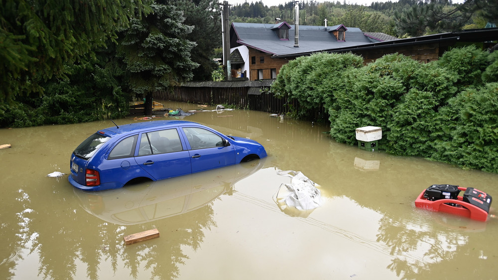 Der Fluss Obere Betschwa ist nach starkem Regen übergelaufen.