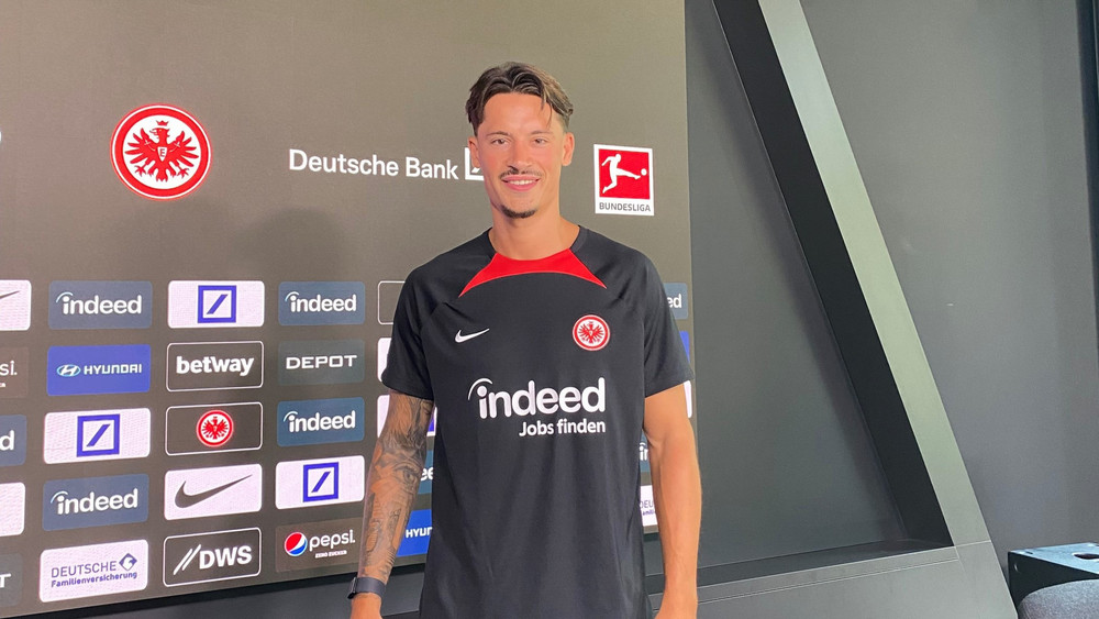 Leistungsträger Robin Koch hat bis 2027 bei der Eintracht verlängert.