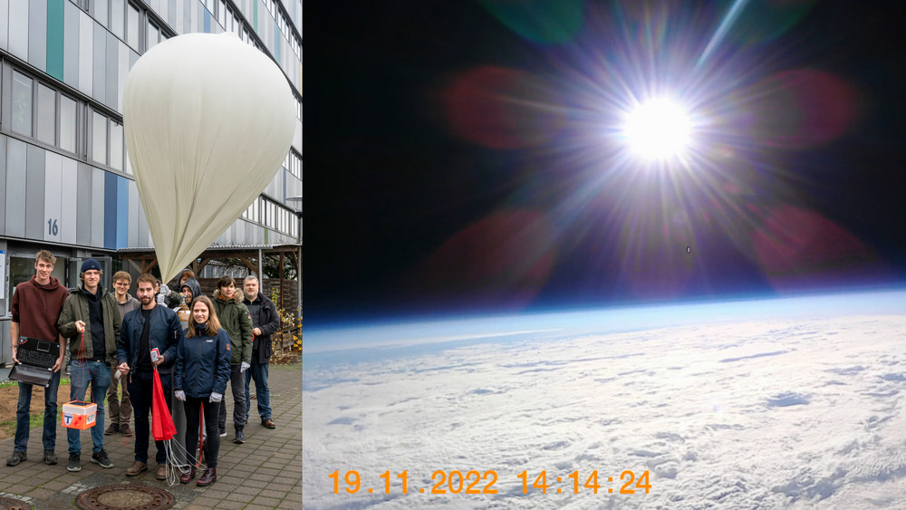 Studierende zeigen den Ballon und ein Foto mit dem Ausblick auf die Erde