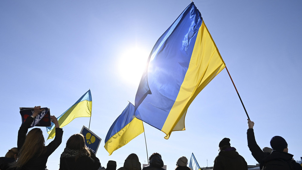Ukrainische Flaggen auf einem Friedensmarsch.
