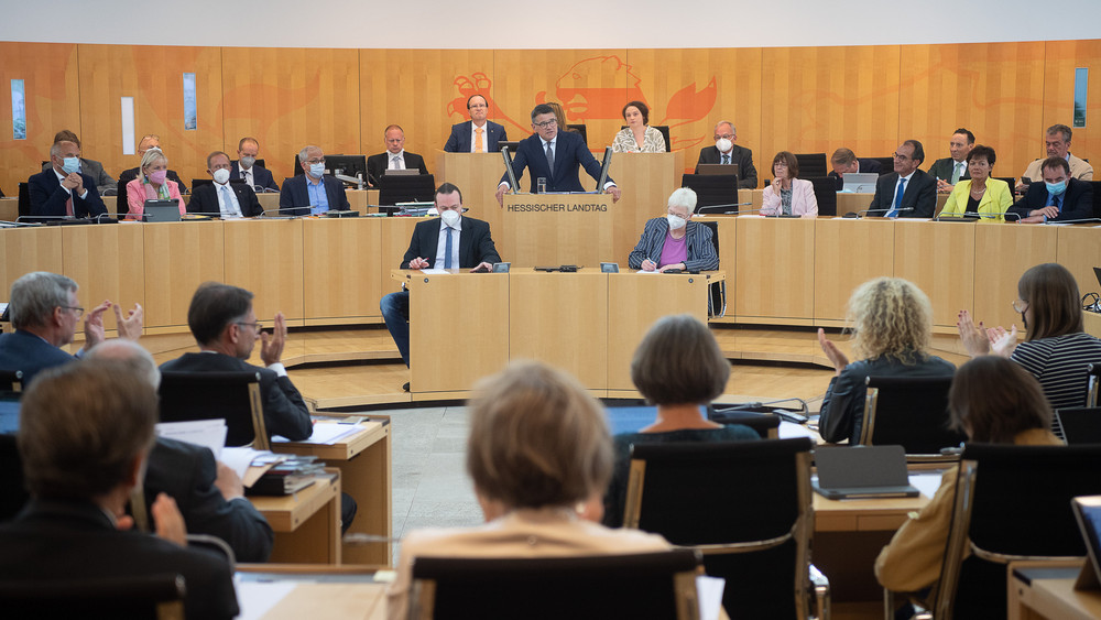 Plenarsaal hessischer Landtag mit Abgebordneten und Ministerpräsident Boris Rhein