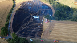 Getreidefeld und Ballenpresse in Brand geraten