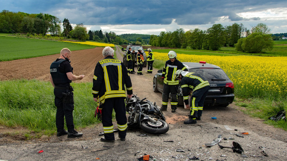 Motorradfahrer will Autoschlange überholen und stirbt