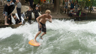 München hat seine berühmte Surfwelle zurück