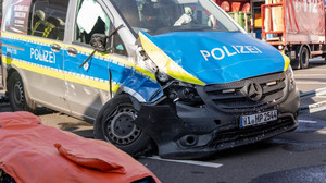 Streifenwagen kollidiert in Künzell mit Auto: Drei Verletzte
