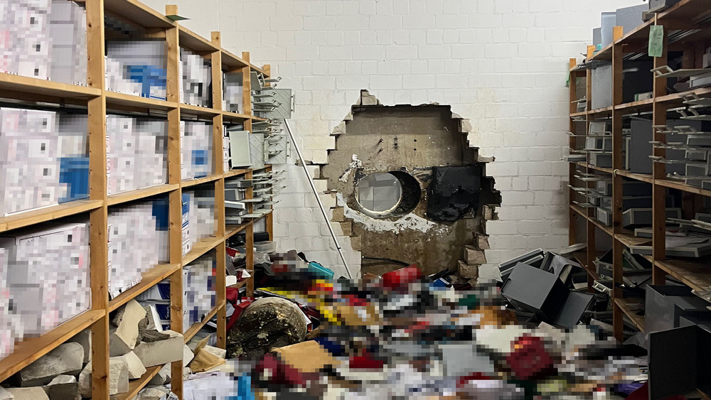 Die Täter hatten sich durch durch eine Wand in den Tresorraum gebohrt.