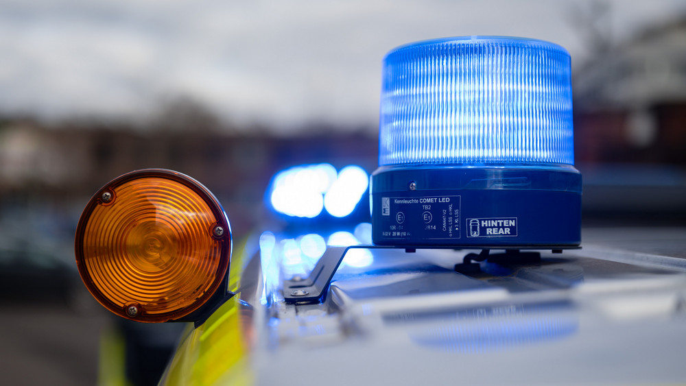 Ein Glück, dass da nichts Schlimmeres passiert ist. Auf der A66 bei Frankfurt haben Unbekannte einen 1 Meter 20 großen Ast auf die Fahrbahn geschleudert. Verletzt wurde niemand, teilte die Polizei mit. 