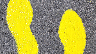 Amöneburg: Gelbe Fußabdrücke helfen Schulkindern im Verkehr