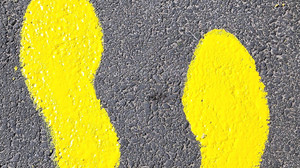 Amöneburg: Gelbe Fußabdrücke helfen Schulkindern im Verkehr