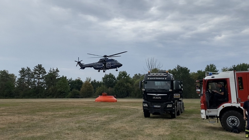 Lage bei Waldbrand in Südhessen «etwas beruhigt»: Ein dritter Hubschrauber der Bundespolizei hilft jetzt beim Löschen.
