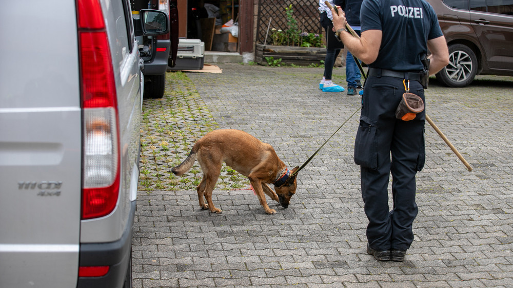 Polizist mit Leichenspürhund in Wernges