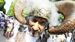 Verrückte Traditionsfeste in Hessen: Gänse-Männer und Strohbären