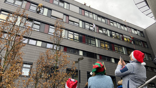 Nikolausaktion für Kinder: Höhenretter seilen sich an Klinik ab