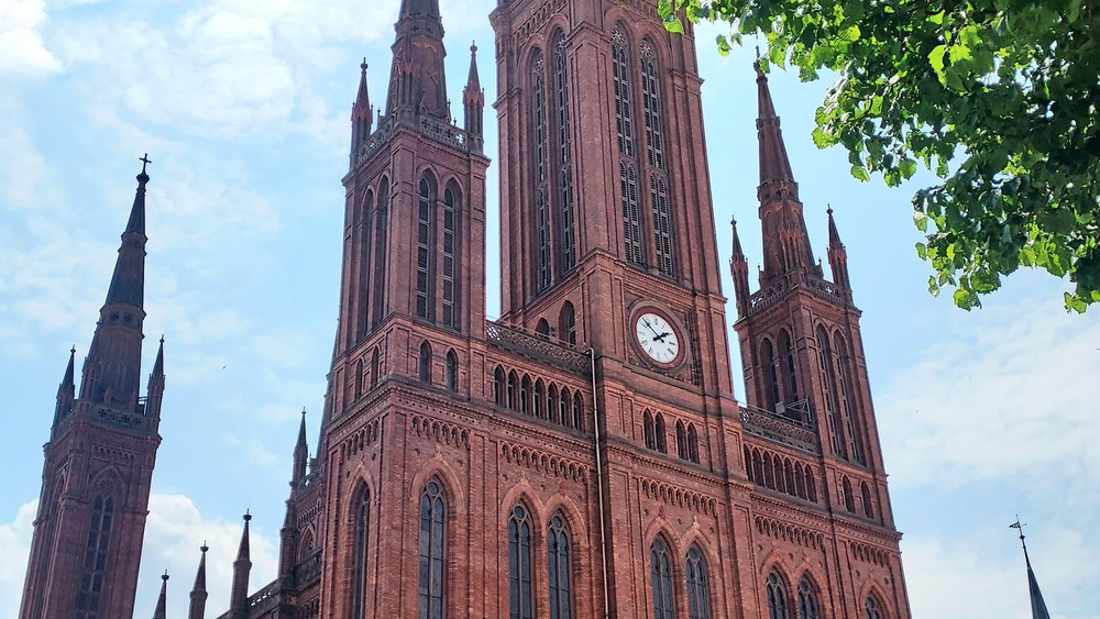 Seit einem schweren Gewitter steht die Turmuhr der Marktkirche in Wiesbaden still.