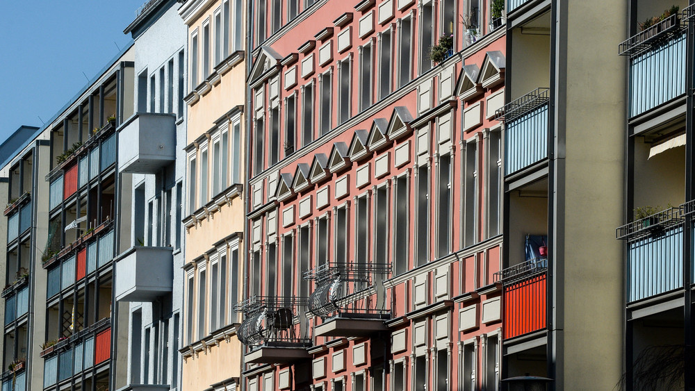 Fassaden von Altbauten - jeder dritte Miethaushalt ist bei seinen Wohnkosten überlastet (Symbolbild).
