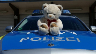 Polizei rettet Teddy auf der A6: Jetzt wurde der Besitzer gefunden