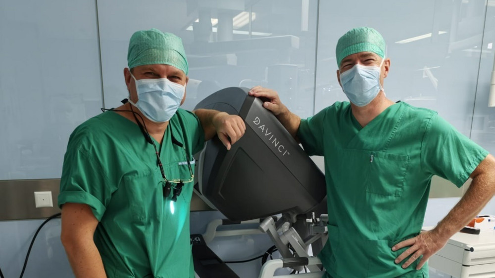 Die Chirurgen Volodymyr Demianenko und  Priv.-Doz. Dr. Christian Sellin (von links) haben erstmals mit dem OP-Roboter “Da Vinci” eine Bypass-OP durchgeführt. 