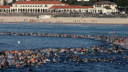 Nach Anschlag am Bondi Beach: Gedenken von Surfern und Schwimmern