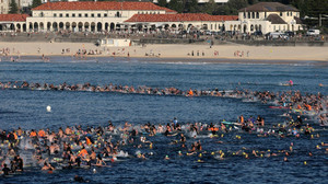Nach Anschlag am Bondi Beach: Gedenken von Surfern und Schwimmern