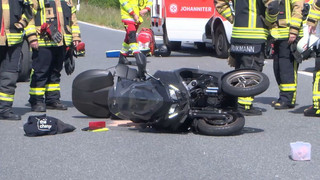 Hockenheim: Von Auto erfasst - Motorradfahrer und Sozius in Lebensgefahr