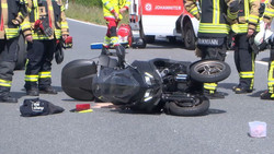 Hockenheim: Von Auto erfasst - Motorradfahrer und Sozius in Lebensgefahr
