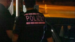 BaWü: Mann springt vor fahrendes Auto und schießt - Täter auf der Flucht