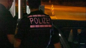 BaWü: Mann springt vor fahrendes Auto und schießt - Täter auf der Flucht