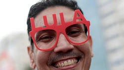 Lula-Anhänger schreiben seinen Namen vor Stichwahl in die Gewässer vor Rio