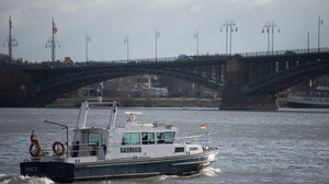 Rettungseinsatz am Rhein: Mann springt betrunken ins Wasser