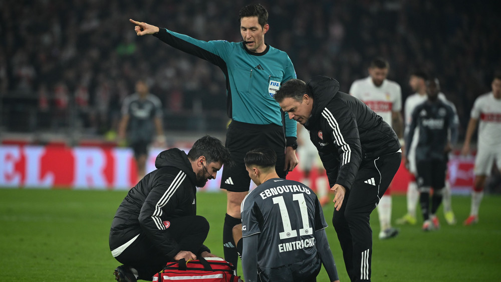 Ebnoutalib wird während des Stuttgart-Spiel untersucht. Anschließend muss er verletzt vom Platz.