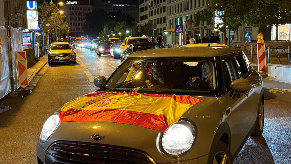 Die spanischen Fans feiern in Frankfurt mit einem Autokorso.
