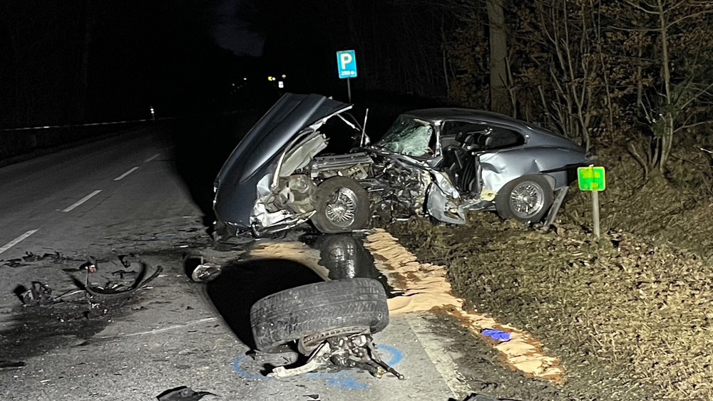 Bei dem Frontalcrash auf der B8 war auch ein Jaguar E-Type Oldtimer beteiligt.